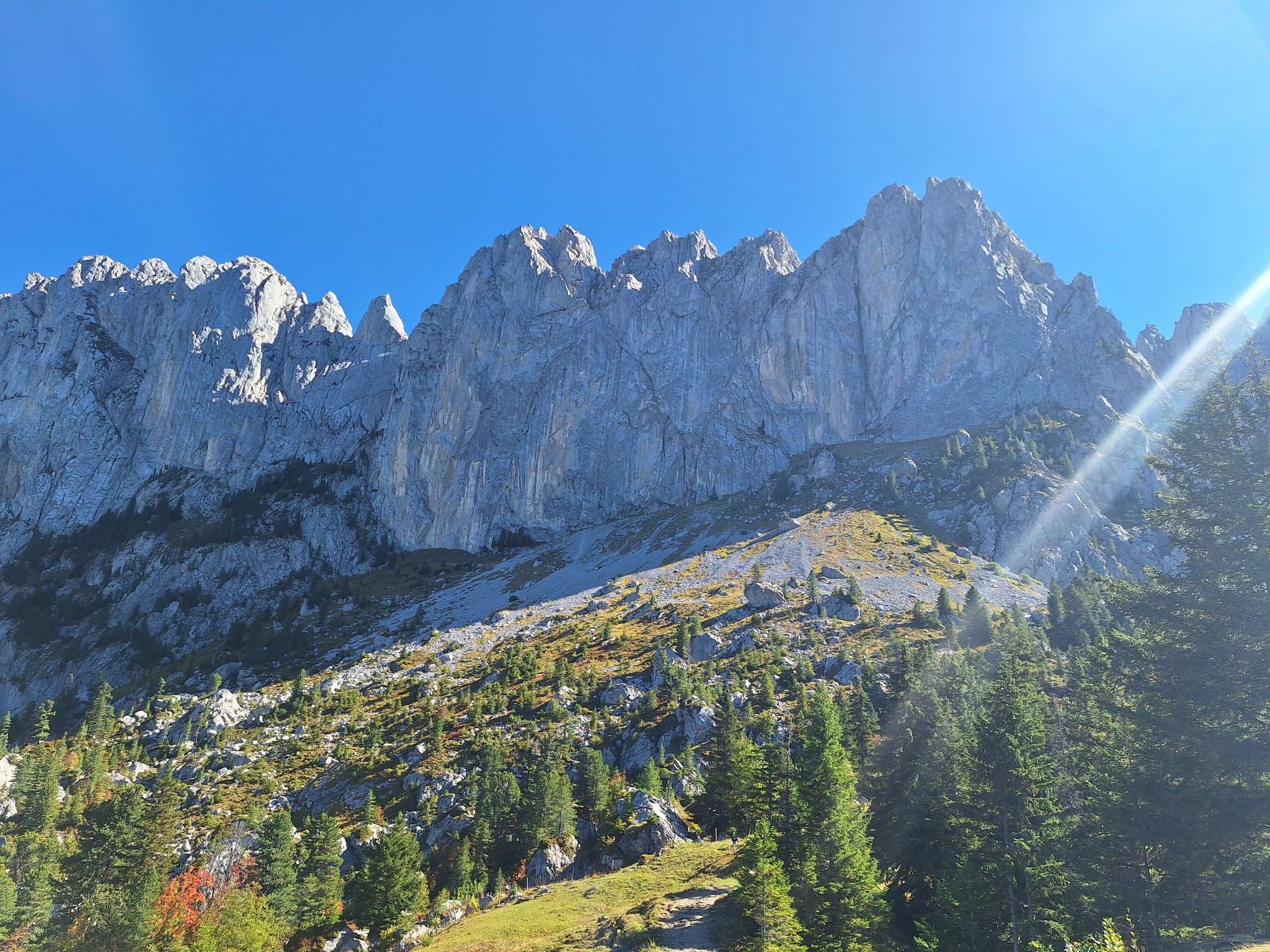 Crêtes rocheuses éclairées par le soleil